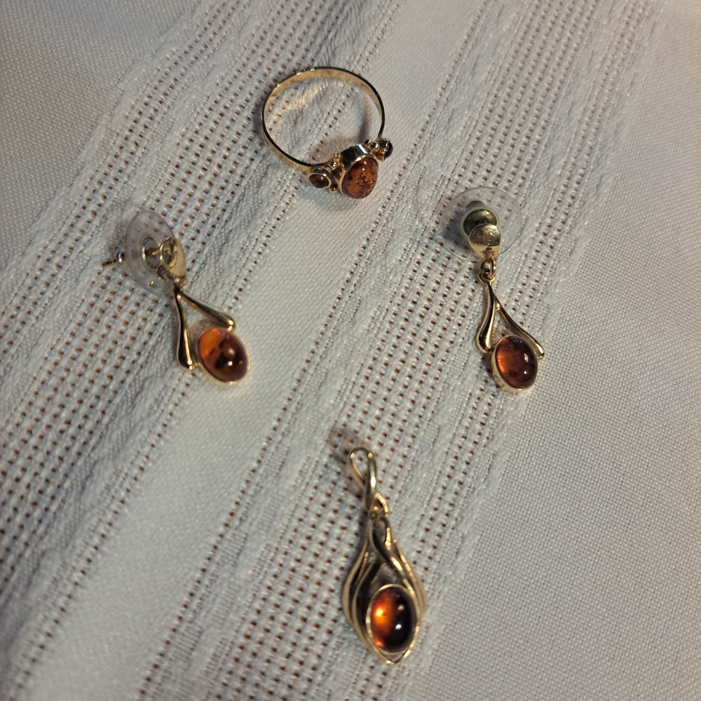 Amber and Gold Vintage Jewelry Set. Pendant, Earrings, Ring, Sz. 7